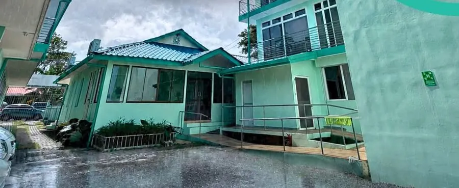 Frente de la clínica Caribbean & Pacific Medical en Limón